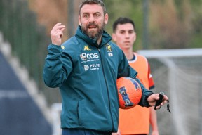 九游（中国）包含费耶诺德迎意大利杯关键赛；国际比赛日复出首秀；气氛紧张；更衣室氛围转暖的词条